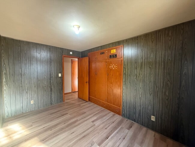 Building Photo - COZY 3 BEDROOM W/ SPACIOUS BACKYARD