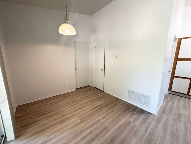 Building Photo - Fully renovated apartment in 2024 coming soon!