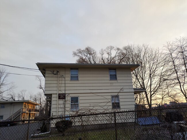 Building Photo - 142 Bradford Ave