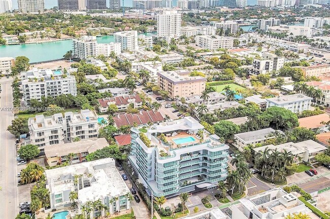 Building Photo - 9901 W Bay Harbor Dr