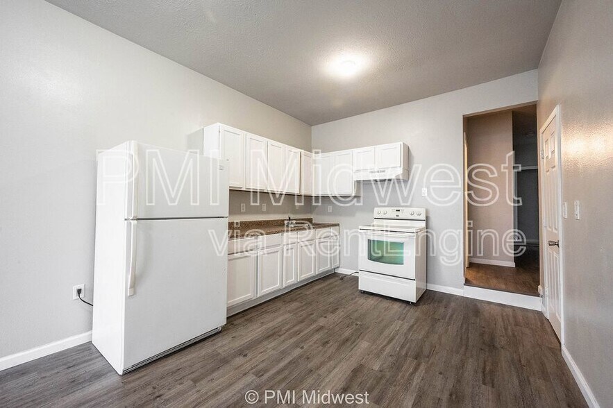 Building Photo - 3014 W 10th St