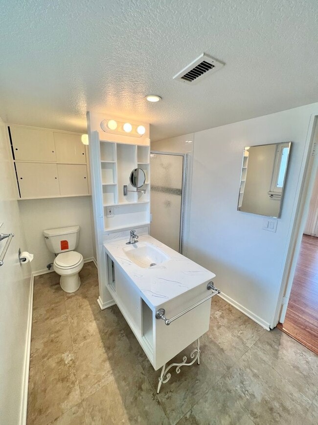 Building Photo - Spacious 3BR Single-Story Residence | Central Air, Fireplace, Private Backyard Retreat