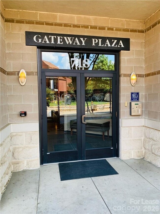 Building Photo - 718 W Trade St