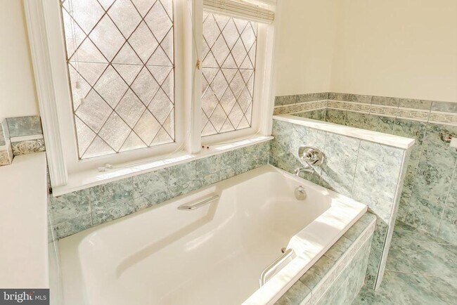 Building Photo - 4001 N Ridgeview Rd