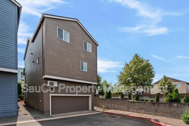Building Photo - 7595 NW 170th Ave