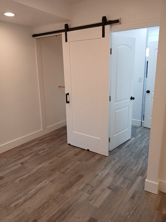 Building Photo - 560