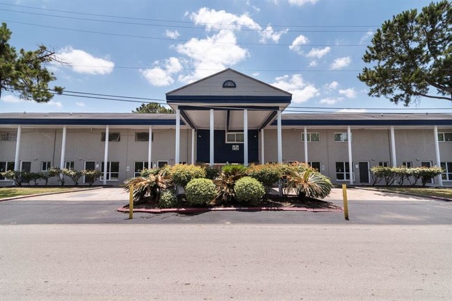 Building Photo - 9406 Redford Ave
