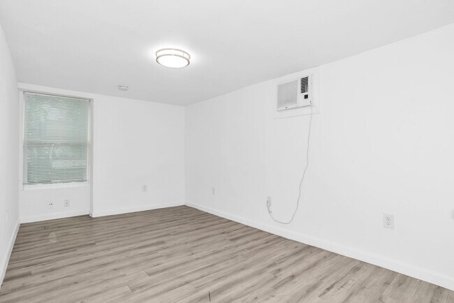 Building Photo - 2737 Stuart Dr