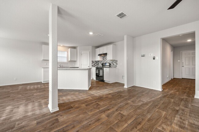 Building Photo - Like New, Open Floorplan, Greenbelt!!!