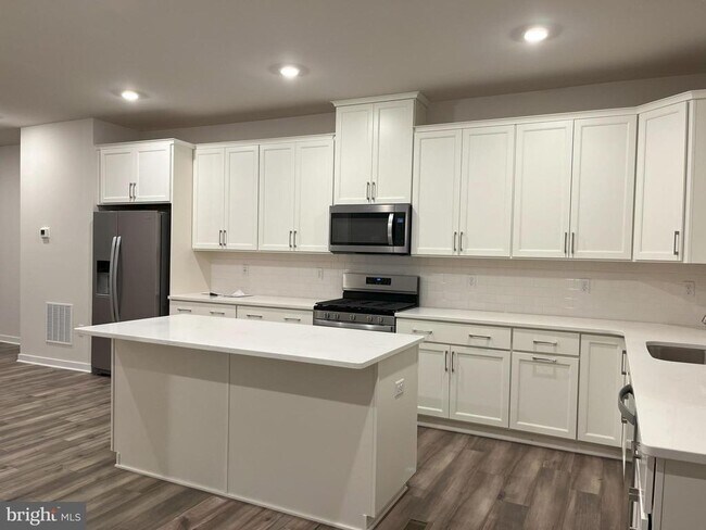 Building Photo - 507 Titanium St