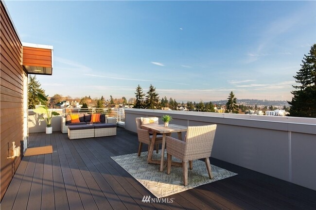 Building Photo - Modern 4-Bedroom Townhome in the Heart of ...