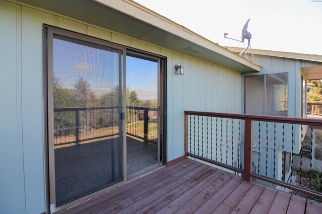 Building Photo - Large 5 Bed/3 Bath Home in Kennewick