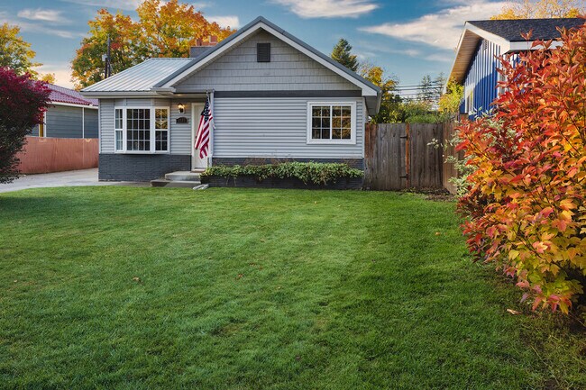 Building Photo - 1020 E Garden Ave