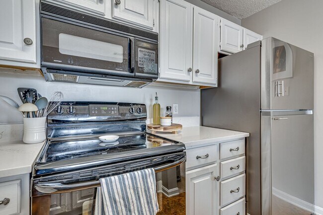 Building Photo - Top Floor Condo with Loft!