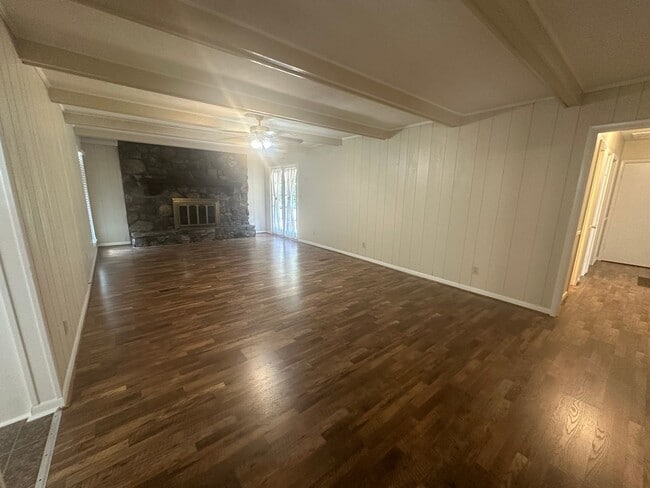Building Photo - 927 Pinecliff Dr