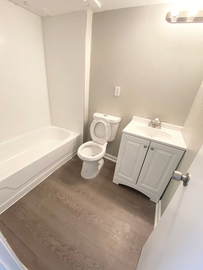 Building Photo - 1BD/1BA Condo located on the Germantown/Me...