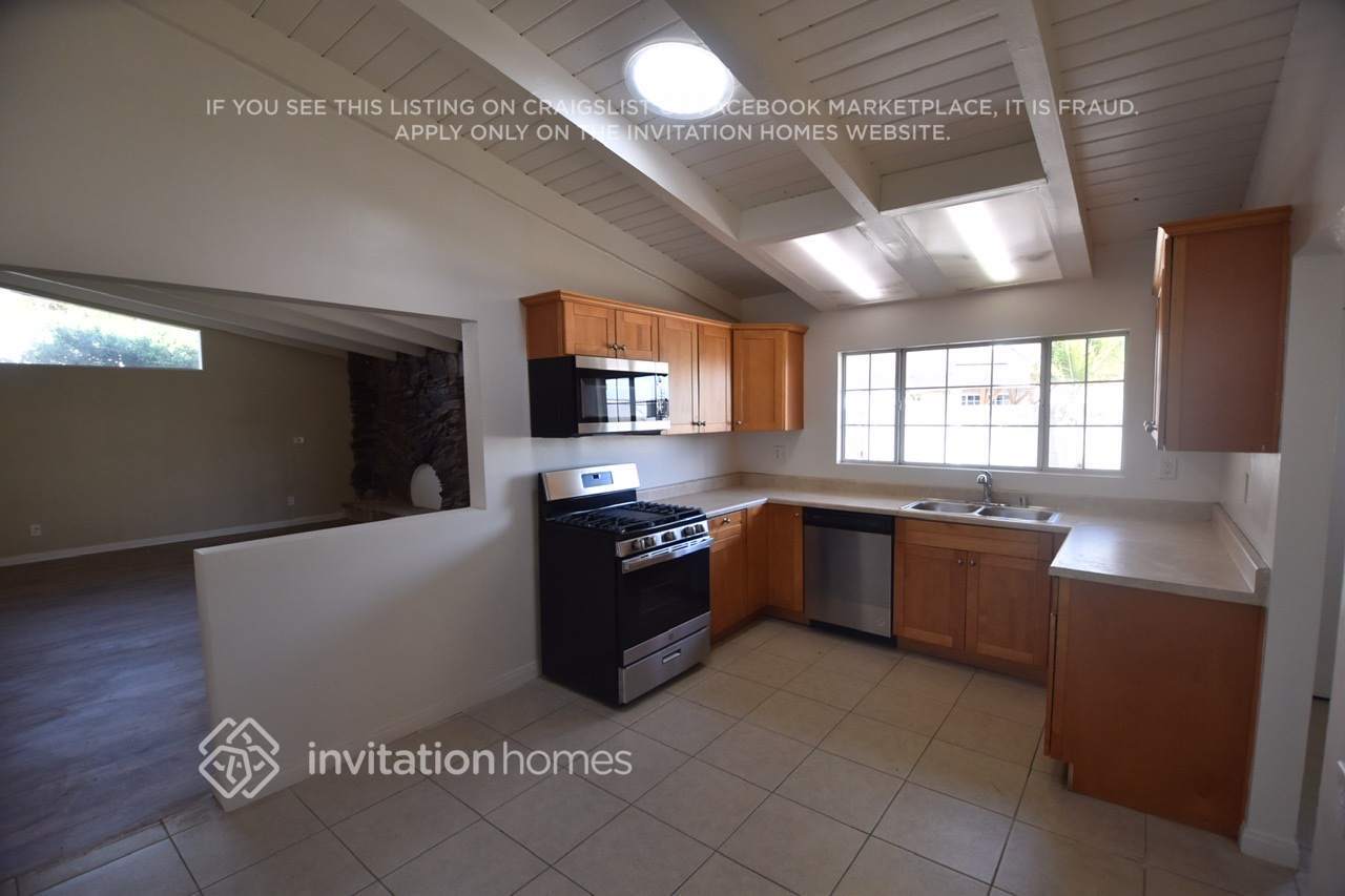 Building Photo - 8002 Crosnoe Ave