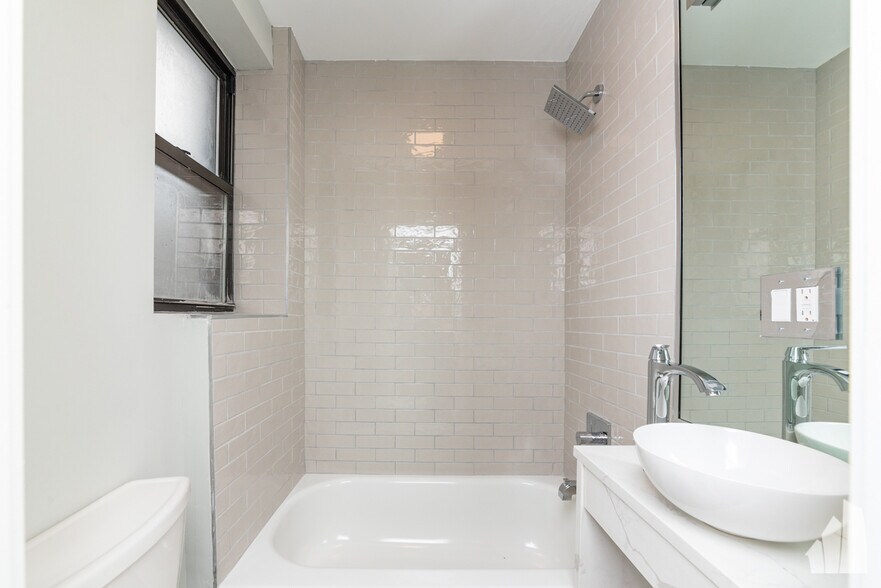 Building Photo - 515 W Belmont Ave