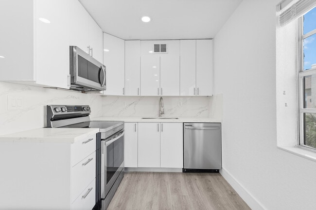 Building Photo - 511 Flanders K