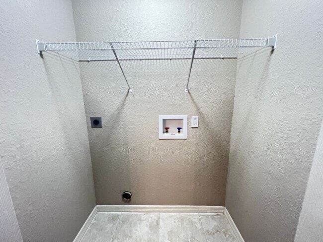 Building Photo - $300 OFF A MONTHS OF RENT! Beautiful 3 Bedroom, 2 Bathroom Home in Ocala!!
