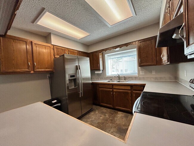 Building Photo - Spacious 3BR Duplex w/ Garage, Workshop, L...