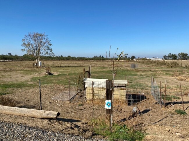 Building Photo - Country property located in Hilmar!