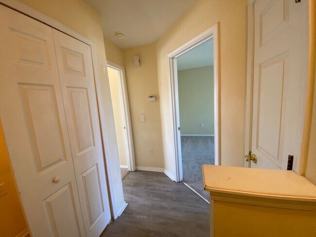 Building Photo - 2 bedroom 2.5 bath in Godley Park