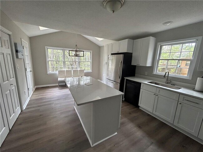 Building Photo - 311 Mariner Cir