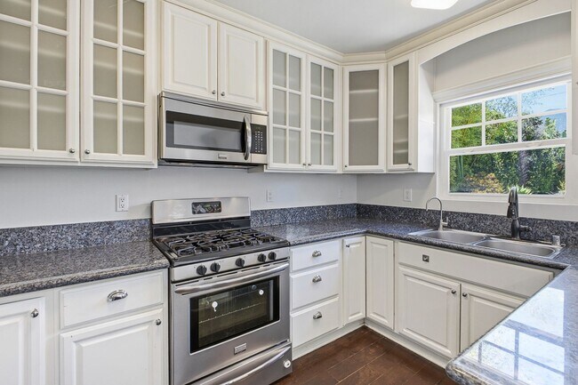 Building Photo - 585 W Calaveras St