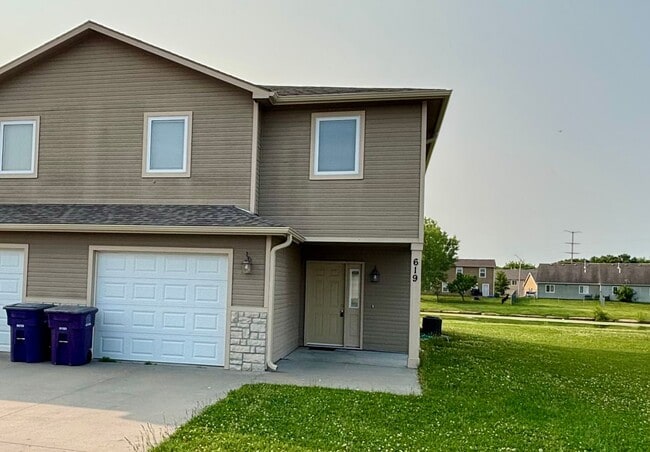 Primary Photo - Room to Live, Space to Enjoy – 4 Bed / 2.5...