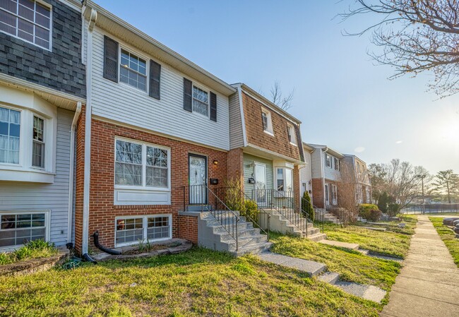 Building Photo - Terrific townhouse with off-street parking...