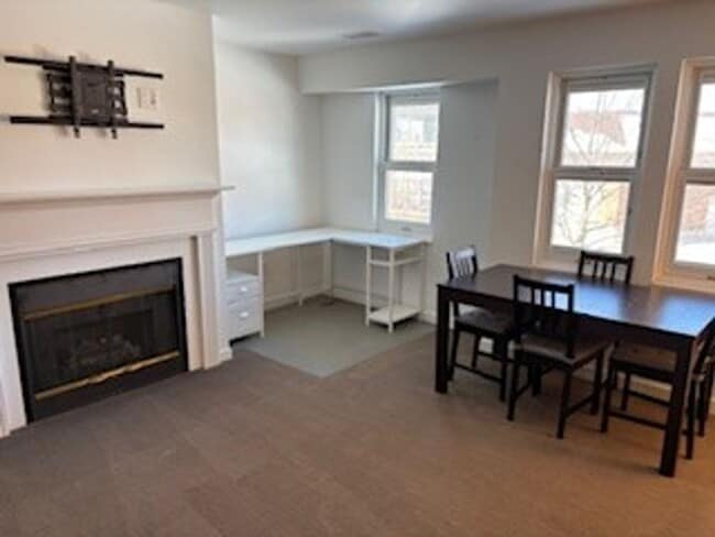 Building Photo - Bright and Spacious Condo for Rent in Downtown Verona