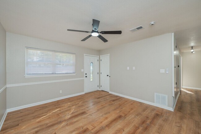 Building Photo - 3 bedroom in Mary Esther Heights!