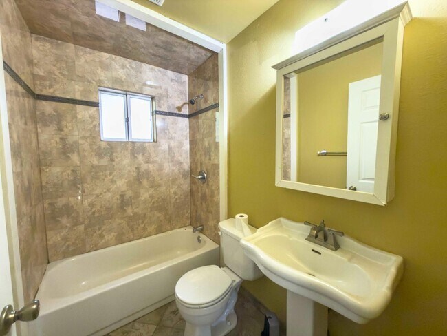 Building Photo - 26425 Lake Forest Dr