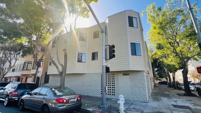 Building Photo - EPIC REA: Charming 2Bed/1Bath Condo w/ Parking
