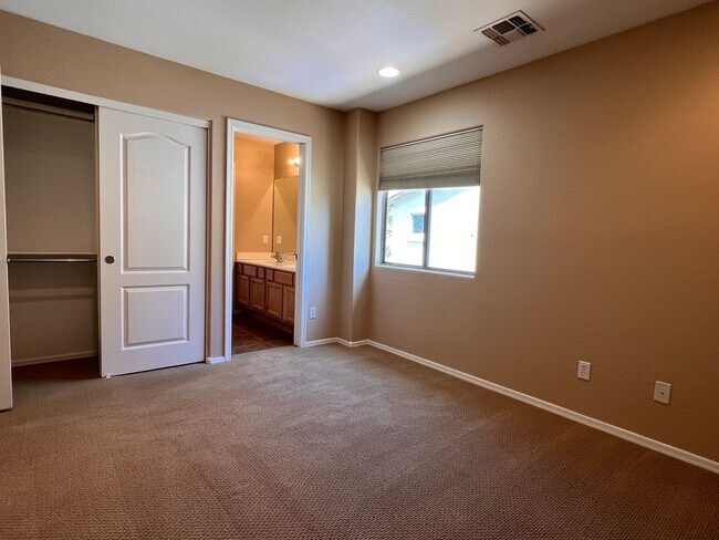 Building Photo - 5 Bed 4 Bath Beautiful Gilbert Home - Gated Community On Golf Course