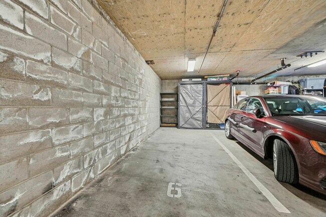 Building Photo - 588 S Van Ness Ave