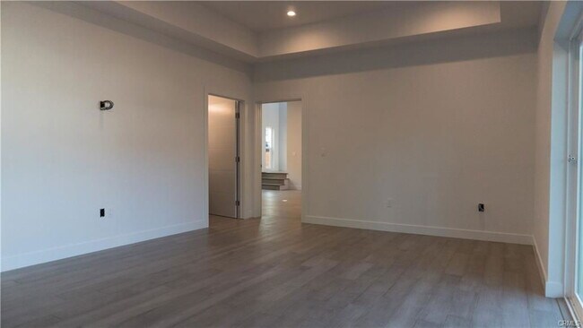 Building Photo - 6848 Encino Ave