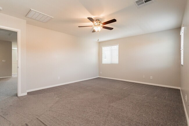 Building Photo - Exquisite 5 bedroom 4 bathroom home with fresh paint and new carpet waiting for you!