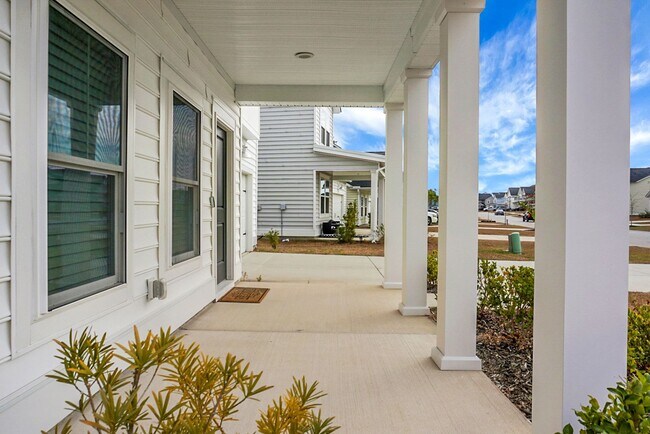 Building Photo - 5 Bedroom, 3.5 Bath, Beautiful Summerville Home, Master on Main