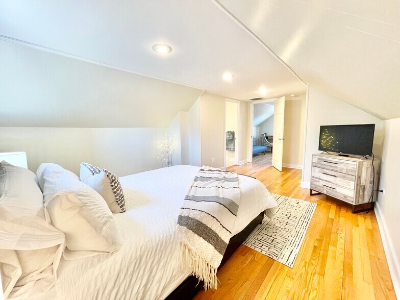 Building Photo - 1325 Willow Dr