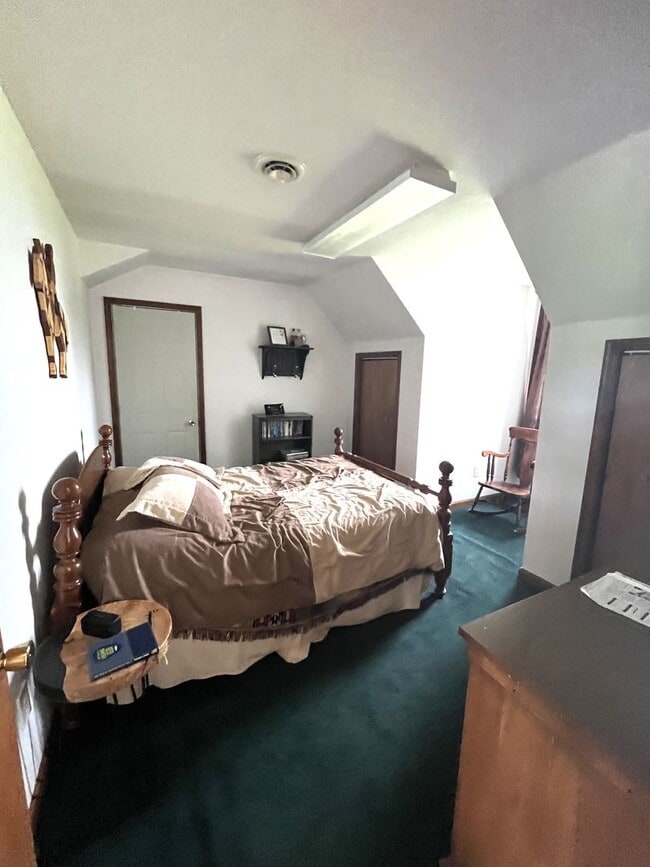 Building Photo - Spacious 4BR/3.5BA Single Family Home on 2...