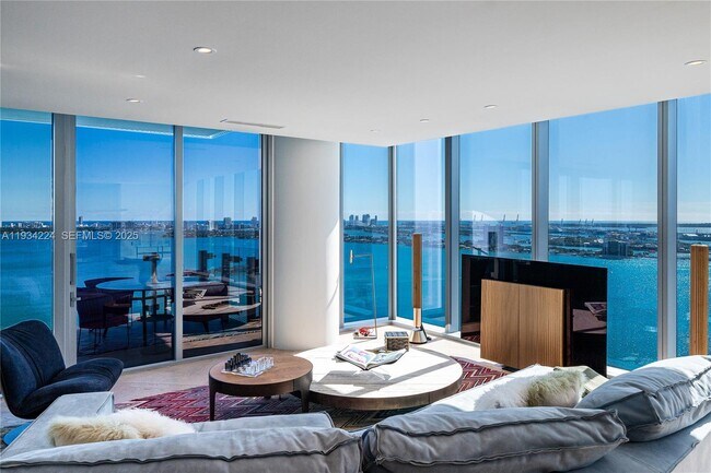 Building Photo - 700 NE 26th Terrace