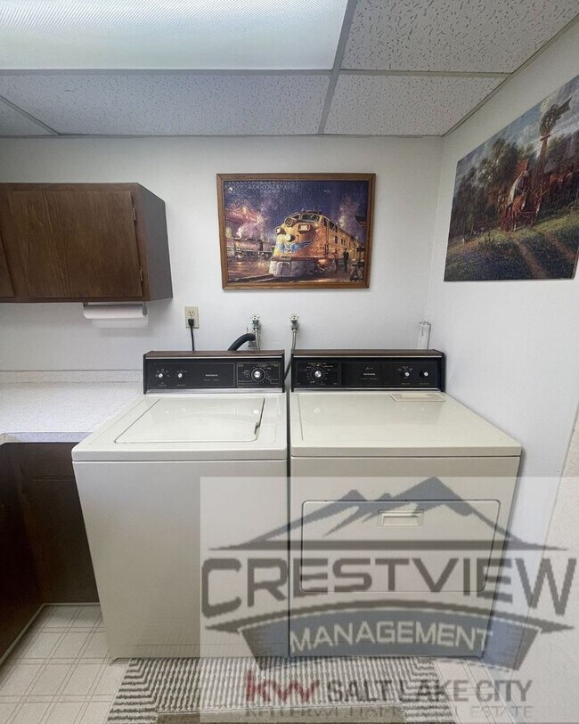 Building Photo - Charming East Sandy Home in a Prime Location