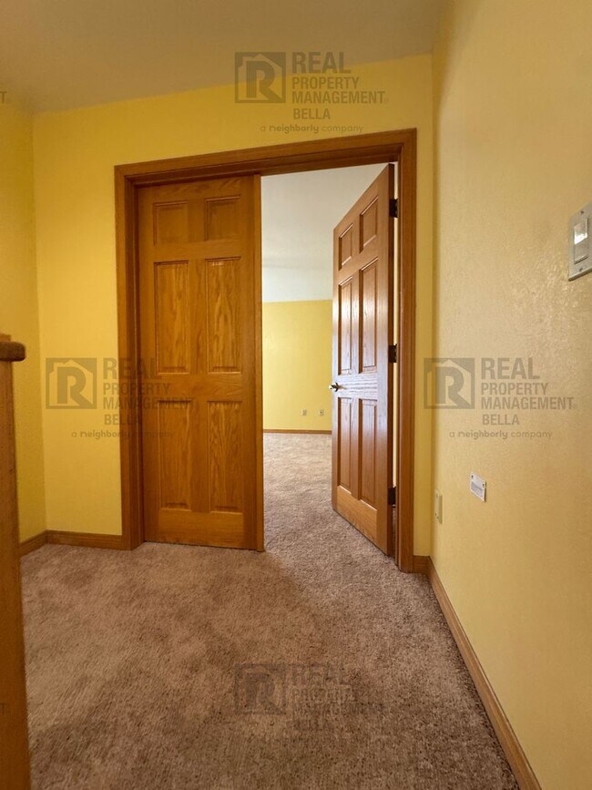 Building Photo - Waterfront Living in Canyon Lake!