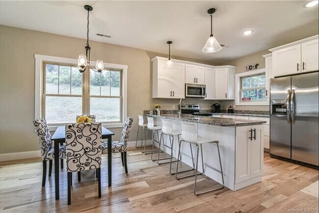 Building Photo - 2 Bed/2.5 Bath Home for Rent in Weaverville, NC