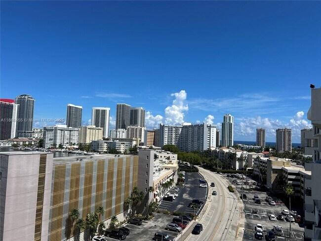 Building Photo - 401 Golden Isles Dr