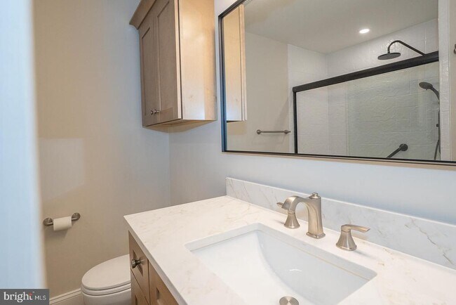 Building Photo - 335 Paoli Pointe Dr