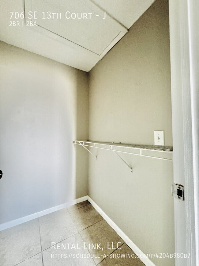 Building Photo - 706 SE 13th Ct