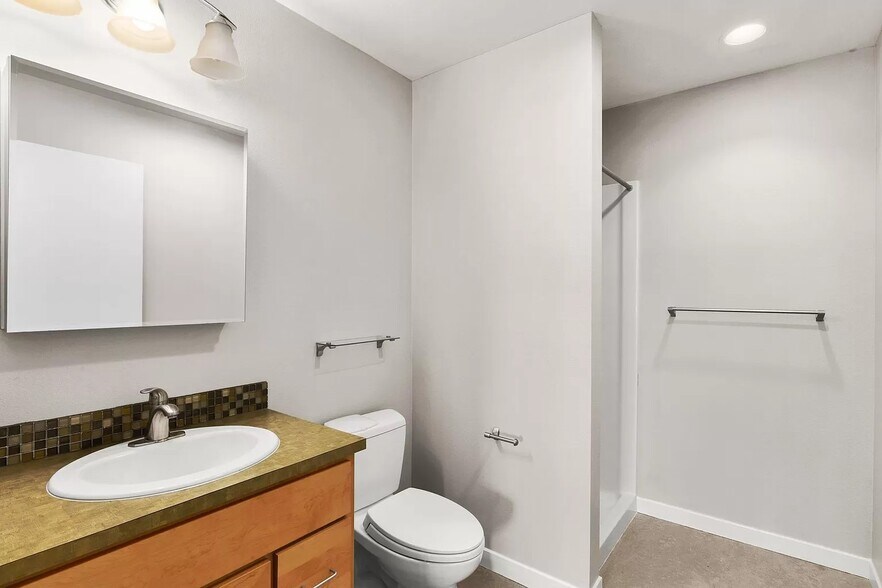 Building Photo - 1127 Broadway St NE